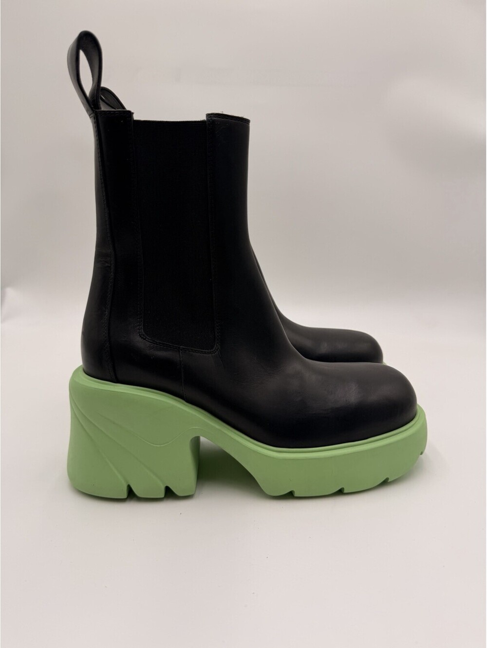 Women’s Bottega Veneta Flash Chelsea boots Black Leather / Green Rubber Size 37
